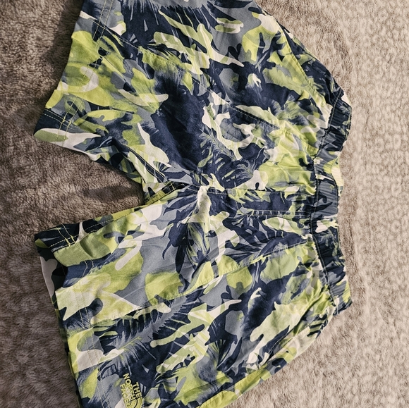 The North Face Floral Shorts - Picture 4 of 4